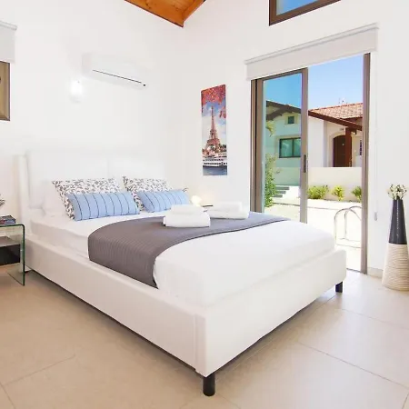 Villa Ayia Thekla Sleeps 4 With Pool And Air Con *